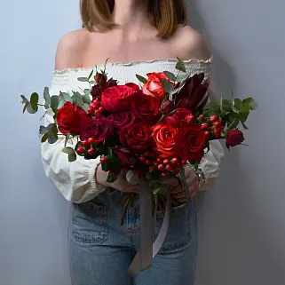Красный раскидистый свадебный букет невесты