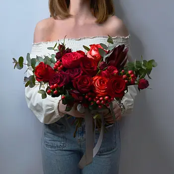 Красный раскидистый свадебный букет невесты