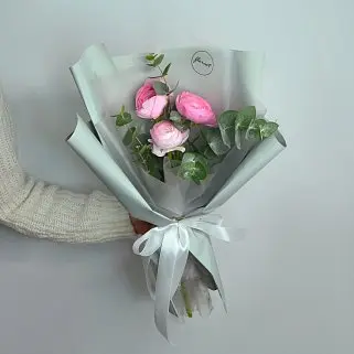 Букет из 3 ранункулюсов