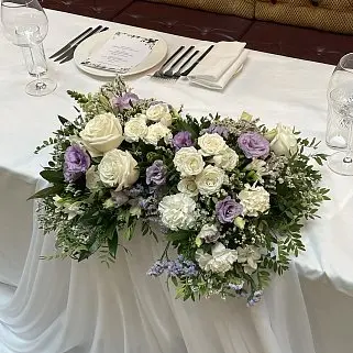 Лиловая композиция для президиума