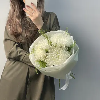 Букет из 3 белых хризантем