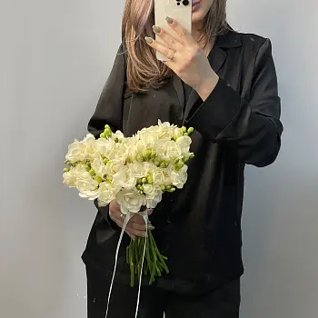 Раскидистый свадебный букет невесты из 29 фрезий