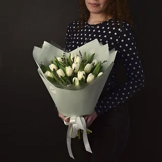 Букет из 15 белых тюльпанов и лаванды