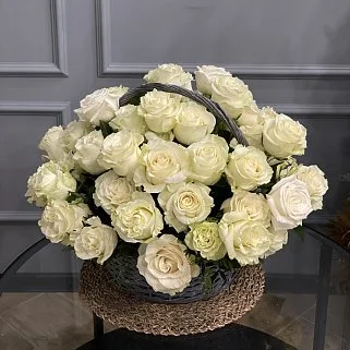Корзина из 51 белой розы
