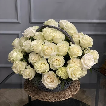Корзина из 51 белой розы
