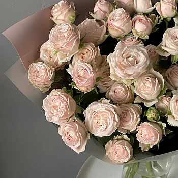 Букет из 7 кустовых пионовидных роз Bombastic