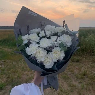 Букет из белых гвоздик и лаванды