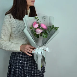 Букет из 3 ранункулюсов