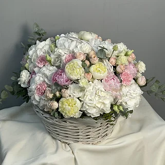 Садовая корзина с пионами