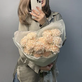Букет из 15 персиковых гвоздик