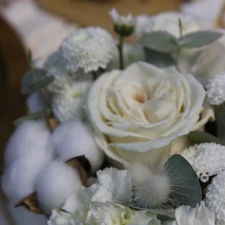 Цветочная композиция со свечой Вайт L