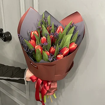 Букет из 15 красных тюльпанов с лимониумом