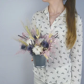 Композиция сухоцветов в ведерке