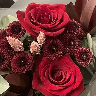 Сборный букет Алый комплимент S