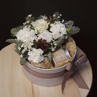 Белая зимняя коробочка с соевой свечой