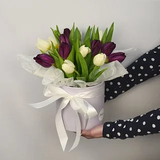 Букет из 15 тюльпанов (микс) в шляпной коробке