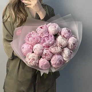 Букет из 15 розовых пионов