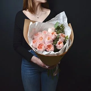 Букет пионовидных роз Juliet и эвкалипта М