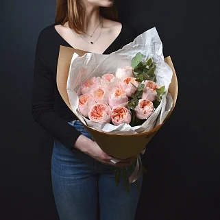 Букет пионовидных роз Juliet и эвкалипта М