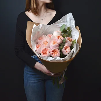 Букет пионовидных роз Juliet и эвкалипта М