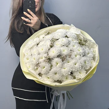 Букет из 9 хризантем Baltica и ваксфлауэра