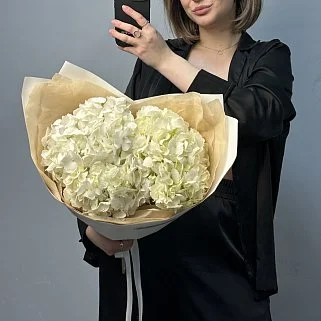 Букет из 3 белых гортензий
