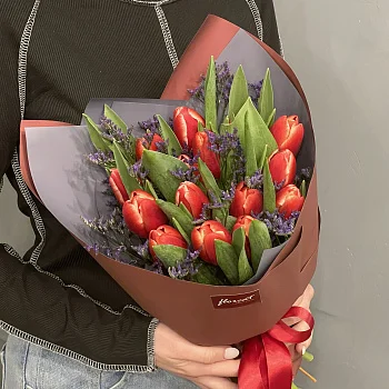 Букет из 15 красных тюльпанов с лимониумом