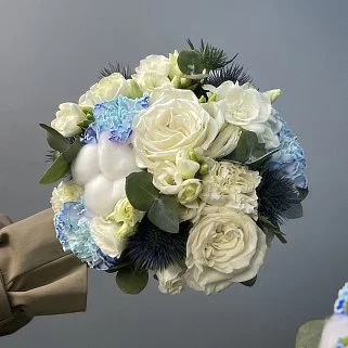 Бело-голубой свадебный букет невесты
