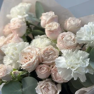 Дуо-букет роз Bombastic и белых гвоздик S