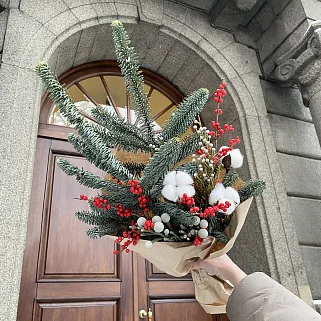 Зимний букет для дома с илексом и хлопком