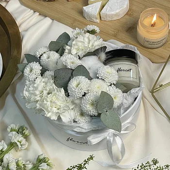 Цветочная композиция со свечой Вайт M