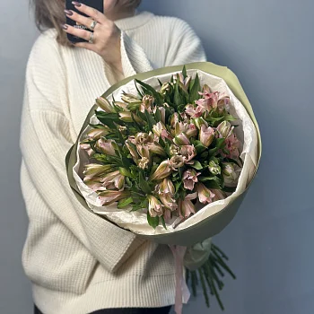 Букет из 15 розовых альстромерий