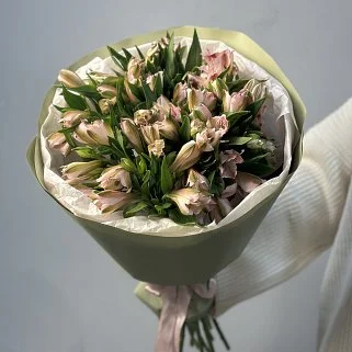 Букет из 15 розовых альстромерий