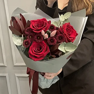 Сборный букет Алый комплимент S