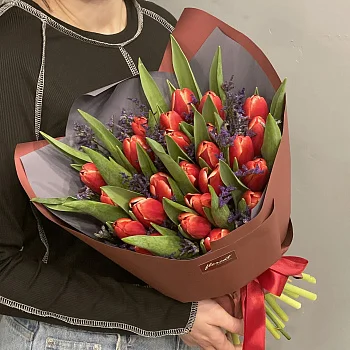 Букет из 25 красных тюльпанов с лимониумом