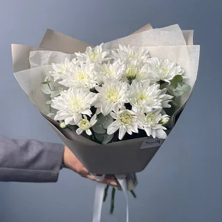 Букет из 3 кустовых хризантем Baltica и эвкалипта