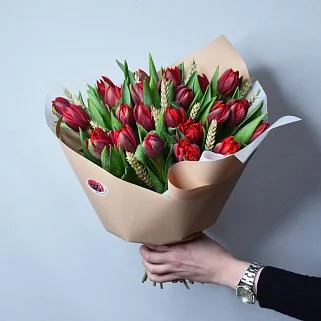 Букет из 25 красных пионовидных тюльпанов с колосками