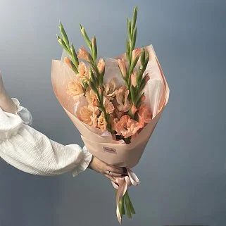 Букет из 5 персиковых гладиолусов