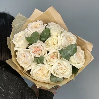 Букет пионовидных роз White O'Hara и эвкалипта S