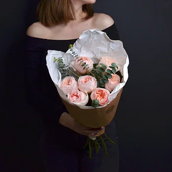 Букет пионовидных роз Juliet и эвкалипта S