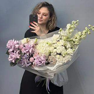 Сборный букет в лиловых оттенках