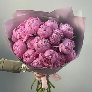 Букет из 15 ярко-розовых пионов