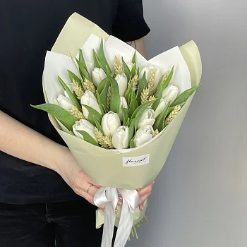 Букет из 15 белых тюльпанов с колосками