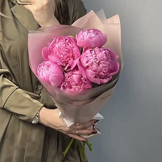 Букет из 5 ярко-розовых пионов