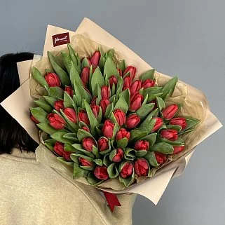 Букет из 51 красного тюльпана