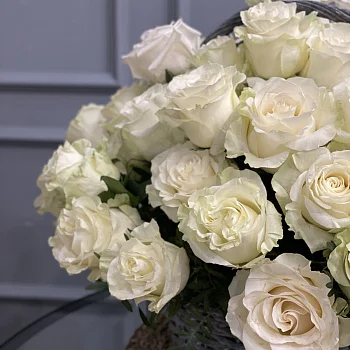 Корзина из 51 белой розы