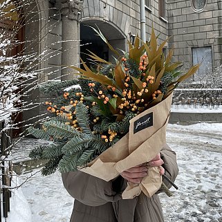 Зимний букет для дома с желтым илексом