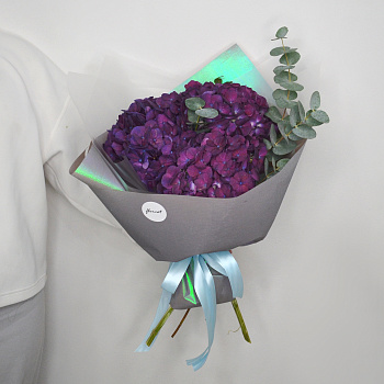 Букет из 3 фиолетовых гортензий и эвкалипта