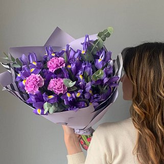 Букет из 15 ирисов, эвкалипта и гвоздик