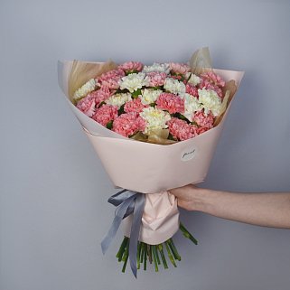 Букет из 35 белых и розовых диантусов